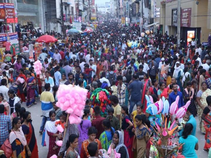 தீபாவளி கூட்டத்திற்கு நடுவே பஞ்சு மிட்டாய், பலூன் வியாபாரமும் கலை கட்டுகிறது.