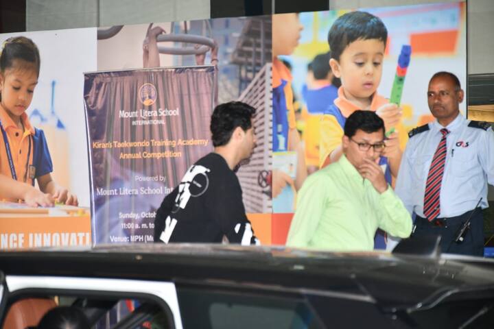 एक अन्य तस्वीर में आपको अबराम के बड़े भाई आर्यन खान की झलक भी देखने को मिलेगी.