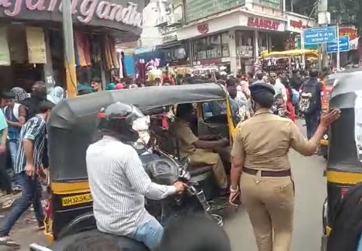 गर्दीवर नियंत्रण मिळवण्यासाठी आणि अनुचित प्रकार घडू नये यासाठी पोलीस तैनात करण्यात आले आहेत.