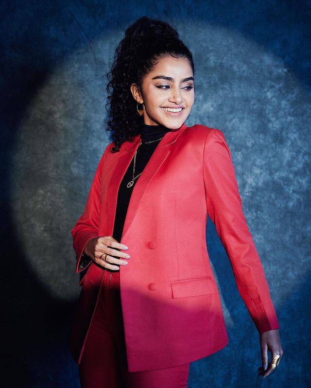 తొలి సినిమాతోనే ప్రేక్షకులను ఆకట్టుకుంది. ఆమె ఉంగరాల జుట్టు, క్యూట్ లుక్స్ కి యూత్ ఫిదా అయింది. (Photo Courtesy : Anupama Parameswaran Instagram)