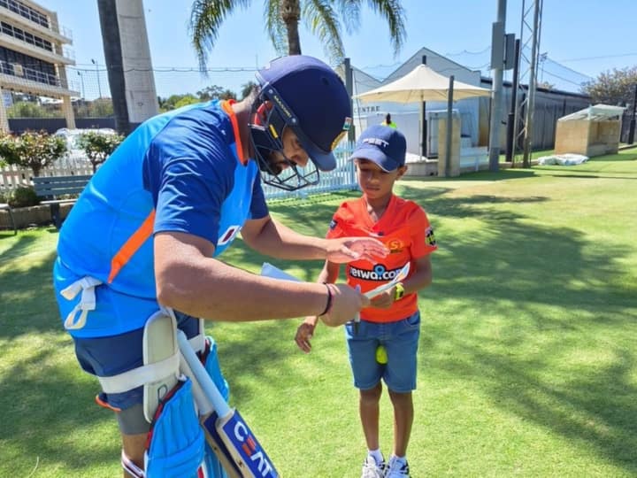 Team India skipper Rohit Sharma meets 11-year-old young fan bats against him in nets gave his autograph T20 World Cup 2022 Rohit Sharma Video: 11 साल के गेंदबाज ने रोहित को बनाया अपना फैन, हिटमैन के साथ नेट्स में की प्रैक्टिस