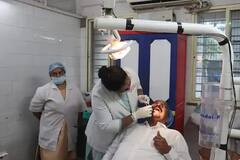 PHOTO: पालकमंत्र्यांच्या दातांवर उपचार सुरू असतानाच बत्ती गुल