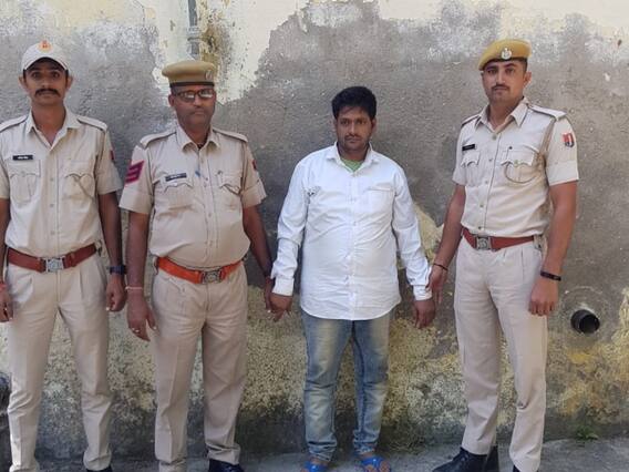 Rajasthan News: राजस्थान में दंपति समेत तीन गिरफ्तार, लोगों से दोस्ती कर ब्लैकमेल कर ऐंठते थे रुपये Rajasthan News: राजस्थान में दंपति समेत तीन गिरफ्तार, लोगों से दोस्ती कर ब्लैकमेल कर ऐंठते थे रुपये