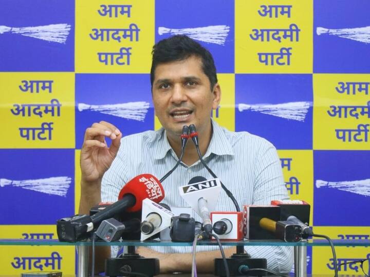 Delhi Politics CBI arrest tomorrow Manish Sisodia to stop campaigning in Gujarat Assembly Election says AAP leader Saurabh Bharadwaj Delhi Politics: AAP का BJP पर बड़ा हमला, विधायक सौरभ भारद्वाज बोले- 'कल मनीष सिसोदिया को गिरफ्तार किया जाएगा'