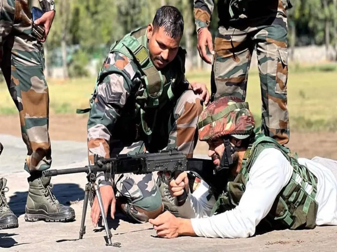 ராணுவ அதிகாரிகளுடன் பயிற்சி.. பூரிஜெகன்நாத்துடன் மீண்டும் இணையும் விஜய் தேவரகொண்டா.. வைரலாகும் புகைப்படம்! Has Vijay Deverakonda begun prepping for Jana Gana Mana Actor spends time with Army officers pictures goes Viral ராணுவ அதிகாரிகளுடன் பயிற்சி.. பூரிஜெகன்நாத்துடன் மீண்டும் இணையும் விஜய் தேவரகொண்டா.. வைரலாகும் புகைப்படம்!