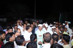 PHOTO: नुकसानग्रस्त भागाची पाहणीसाठी कृषिमंत्री सत्तार पोहचले बांधावर