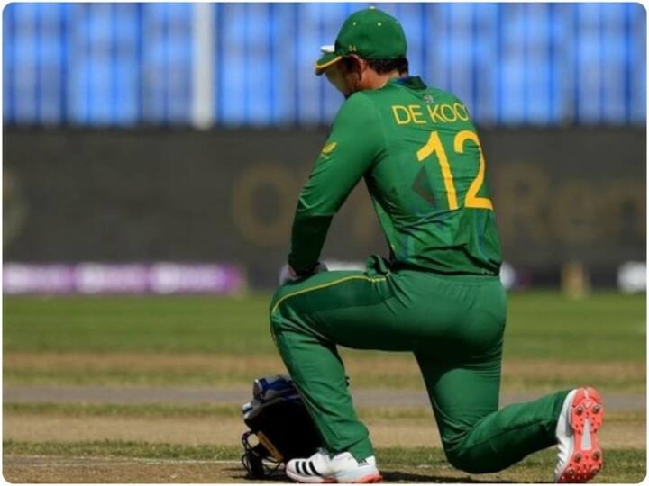 क्विंटन डिकॉक का चौंकाने वाला फैसला- टी20 वर्ल्ड कप 2021 के दौरान क्विंटन डिकॉक ने वेस्टइंडीज के खिलाफ अपनी टीम के मैच से खुद को बाहर कर दिया. इस दौरान उन्होंने 'व्यक्तिगत कारणों' का हवाला दिया था. हालांकि, इस मुद्दे पर बाद में पता चला कि वह नस्लवाद के खिलाफ प्रतीकात्मक इशारे के तौर पर घुटने टेकने के इच्छुक नहीं थे. (फोटो क्रेडिट- सोशल मीडिया)