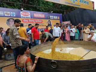 World Food Day : नागपूरकरांचा 'चिवडा स्पेशल संडे'; विष्णू मनोहरांचा अडीच हजार किलोचा 'महा-चिवडा'