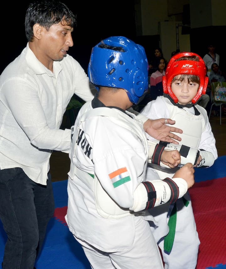 Shah rukh Khan Son Abram Taekwondo Competition Photos: बॉलीवुड अभिनेता शाहरुख खान (Shahrukh Khan) के छोटे बेटे अबराम (Abram Khan) कम ही चर्चा में आते हैं, लेकिन जब कभी भी उनकी कोई तस्वीर सामने आती तो वो फैंस को खूब पसंद आती है.