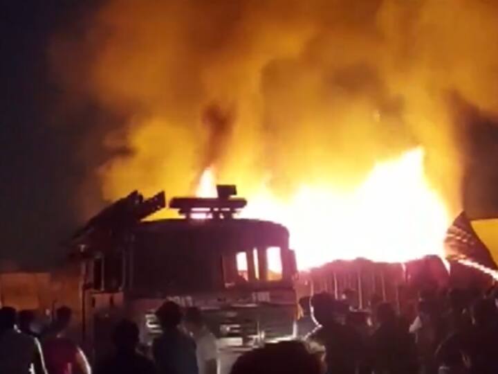 Watch Video: मुंब्रा के गोदाम में लगी भीषण आग, मौके पर पहुंची फायर ब्रिगेड की कई गाड़ियां Maharashtra massive fire broke out at a godown in the Mumbra area of Thane city Watch Video: मुंब्रा के गोदाम में लगी भीषण आग, मौके पर पहुंची फायर ब्रिगेड की कई गाड़ियां