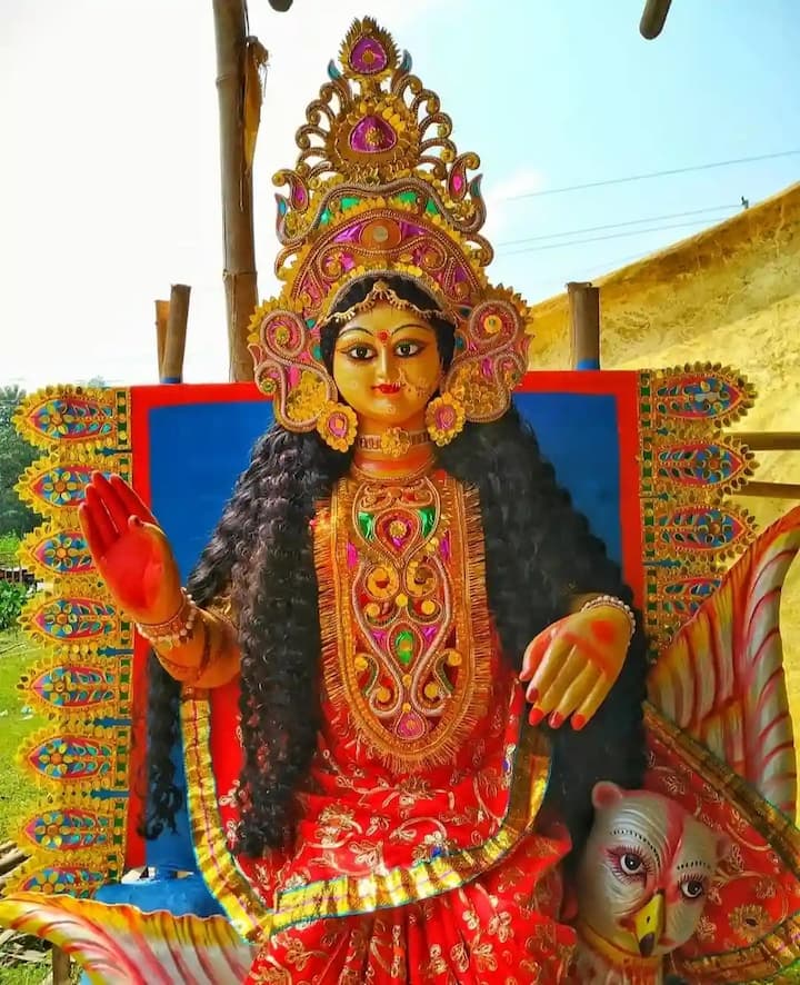 দেবী লক্ষ্মী সবসময় পরিষ্কার পরিচ্ছন্ন জায়গায় থাকতে ভালোবাসেন। তাই লক্ষীর ঘর সবসময় পরিষ্কার-পরিচ্ছন্ন করে রাখতে হবে। মনে করা হয়, অপরিচ্ছন্ন বাড়িতে দেবী লক্ষ্মীকে কিছুতেই থাকতে চান না, মা চঞ্চলা হয়ে ওঠেন। তাই দেবীকে প্রসন্ন করতে ঘরবাড়ি পরিষ্কার পরিচ্ছন্ন রাখা উচিত। যার ফলে গৃহস্থ বাড়িতে দারিদ্র্যতা ছুঁতে পারবে না।