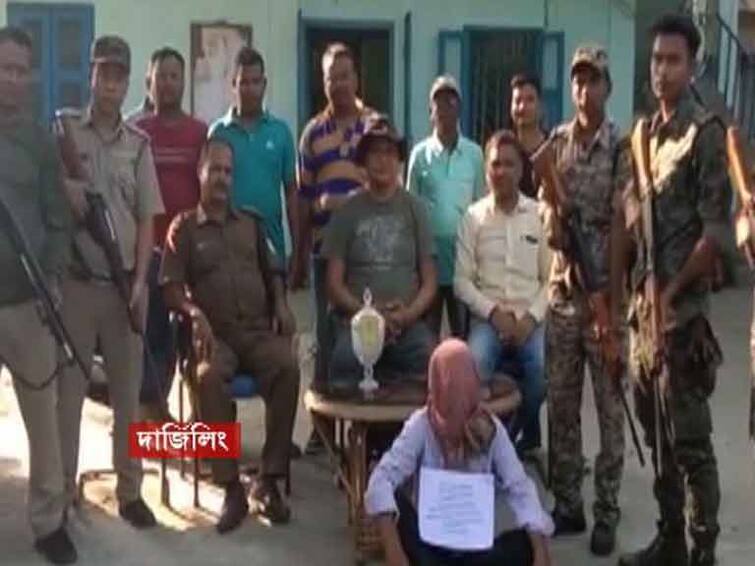 Siliguri Man detained for allegedly smuggling snake venom from Bangladesh worth crores Siliguri News: কাচের বয়ামে ভরে পাচারের চেষ্টা, ৩০ কোটির সাপের বিষ উদ্ধার শিলিগুড়িতে