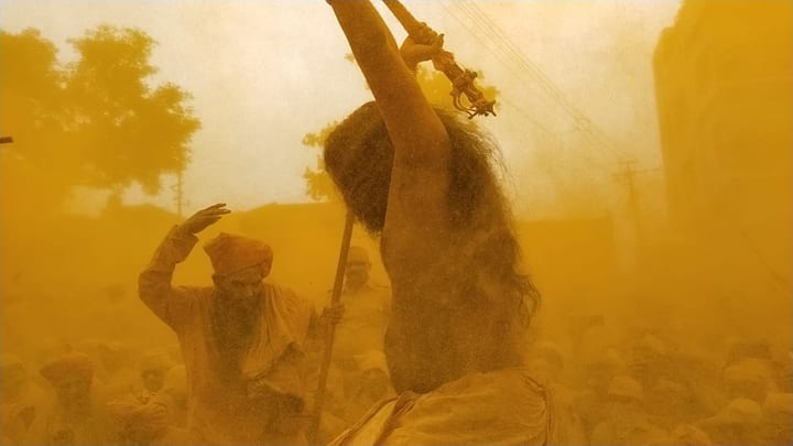 यावेळी जमलेल्या लाखो भाविकांनी बाबांच्या अंगावर भंडारा, खारीक-खोबरे, बाळ लोकर यांची उधळण केली.