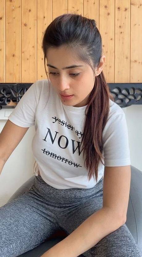 વૈશાલી ઠક્કરે પોતાની કારકિર્દીની શરૂઆત એન્કરિંગથી કરી હતી