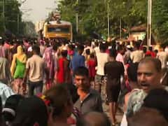 লাইন পার হতে গিয়ে ট্রেনের ধাক্কা, আহত মহিলা ও দুই শিশু, অবরোধে চূড়ান্ত দুর্ভোগ পার্ক সার্কাস স্টেশনে