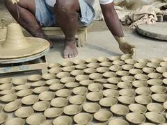 अयोध्या में छठे दीपोत्सव का आगाज शुरु, 17 लाख दियों से जगमगाएगी राम नगरी कुम्हारों के चेहरे पर खुशी