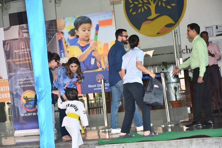 मुंबई में एक ताइक्वांडो ट्रेनिंग एकेडमी में कॉम्पिटिशन आयोजित किया गया था. तैमूर ने भी हिस्‍सा लिया था. सैफ और करीना की लेटेस्‍ट तस्‍वीरें इसी मौके की हैं. वे एक अच्‍छे पैरेंट्स की तरह अपने बेटे की हौसला आफजाई के लिए हर खास मौके पर उनके साथ मौजूद रहते हैं.