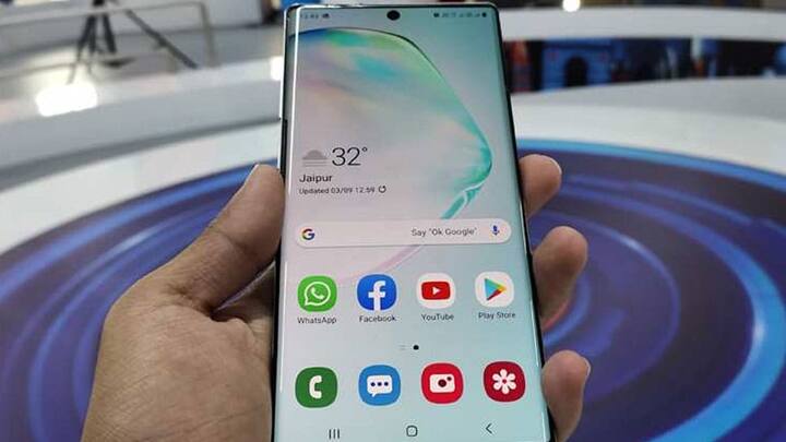 कुछ यूजर्स स्मार्टफोन के बैकग्राउंड में ऐप चलते हुए छोड़ जाते हैं. अगर आप भी ऐसा करते हैं तो ऐसा ना करें. इसकी वजह से काफी सारा इंटरनेट खर्च हो जाता है. इसके साथ ही, प्रोसेसर पर दबाव पड़ता है इसकी वजह से इसकी स्पीड कम हो सकती है.