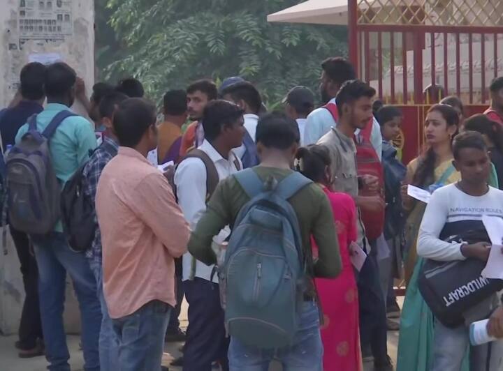 UP PET Exam 2022 STF Arrest 23 on stealing in exam with solver Gang UP PET Exam 2022: यूपी पीईटी परीक्षा में अब तक 23 'मुन्नाभाई' गिरफ्तार, सॉल्वर गैंग के आरोपियों को भी दबोचा