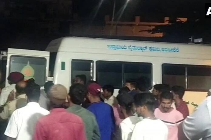 Road accident in hassan Karnataka 9 died tempo tanker collision Karnataka Accident: કર્ણાટકમાં ભયંકર રોડ અકસ્માત, ઓટોમાં સવાર 9નાં મોત