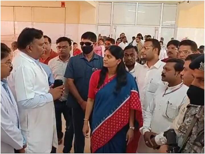 mirzapur union minister anupriya patel meets dengue patients in district hospital ann Mirzapur: डेंगू के बढ़ते मामलों के बीच मिर्जापुर अस्पताल पहुंचीं मंत्री अनुप्रिया पटेल, मरीजों से पूछा उनका हाल