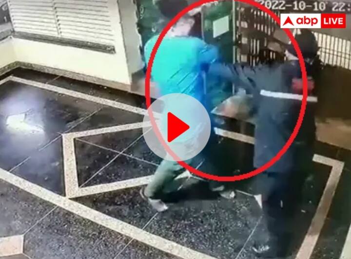 Ghaziabad Windsor Paradise II Viral Video on Social Media of Guard assaulted and accused of threaten Watch Watch: गाजियाबाद की सोसायटी में गार्ड से मारपीट, आरोपी पर धमकी देने का आरोप, वीडियो वायरल