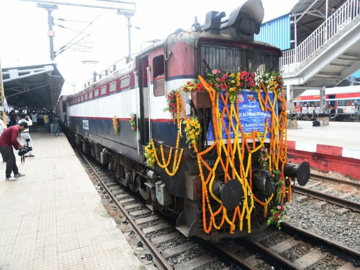 Shirdi Special Train: மதுரையிலிருந்து ஷீரடிக்கு ஆன்மீக சுற்றுலா ரயில்...! பக்தர்கள் மகிழ்ச்சி..