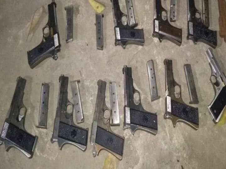 Illegal arms factory busted in Santal Pargana of Jharkhand, pistol recovered in huge quantity ann Jharkhand News: झारखंड के संताल परगना में अवैध हथियार की फैक्ट्री का भंडाफोड़, बड़ी मात्रा में पिस्टल बरामद