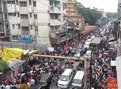 In Pics : पुणेकरांची दिवाळी खरेदी जोमात; तुळशीबाग परिसरात तुफान गर्दी