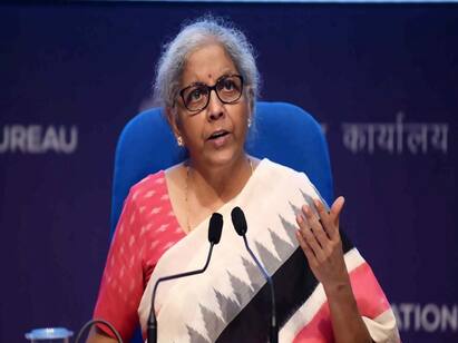 Finance Minister nirmala sitharaman rupee is not sliding explain Finance Minister: இந்திய ரூபாய் மதிப்பு சரியவில்லை  அமெரிக்க டாலர் மதிப்புதான் உயர்ந்துள்ளது - நிர்மலா சீதாராமன்