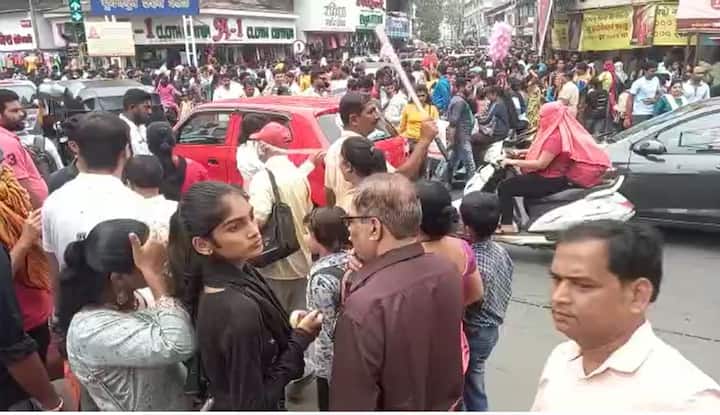 बाजारपेठेत खरेदीसाठी ग्राहक दुचाकी आणि चारचाकी वाहने घेऊन येतात