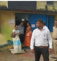 Photo : राज्यातील 1 हजार 165 ग्रामपंचायतीसाठी मतदानाला सुरुवात