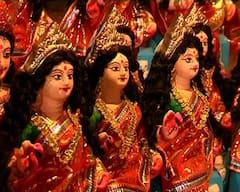 Laxmi Devi: আর্থিক সঙ্কট দূর করতে বাড়ির কোন দিকে লক্ষ্মীদেবীর ছবি রাখা উচিত?