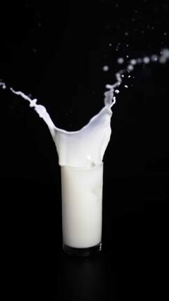 Health Tips : मधुमेही रूग्णांनी दूध पिताना या 3 गोष्टींचे सेवन करावे