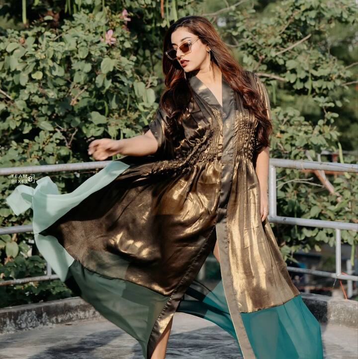 యూట్యూబ్ షార్ట్ ఫిలిమ్స్ ద్వారా పాపులర్ అయిన విష్ణుప్రియ, ప్రస్తుతం బుల్లితెరపై యాంకర్ గా రాణిస్తున్నది. Photo@Vishnupriyaa bhimeneni/instagram