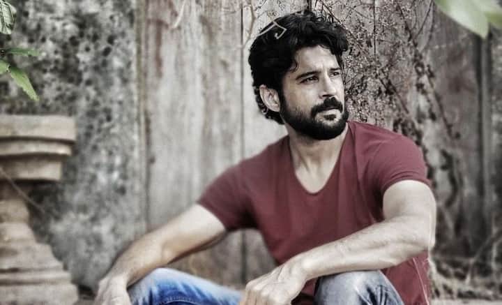 ভাগ্যের চাকা ঘুরে যায় একতা কপূরের ‘কহিঁ তো হোগা’ সিরিয়ালে সুযোগ পাওয়ার পর। ছয় ফুট লম্বা সুদর্শন, সফল এবং সর্বোপরি প্রেমিক সুজল গরেওয়ালের চরিত্রে অভিনয় করে মেয়েদের মনে ঝড় তুলেছিলেন সেই সময়।