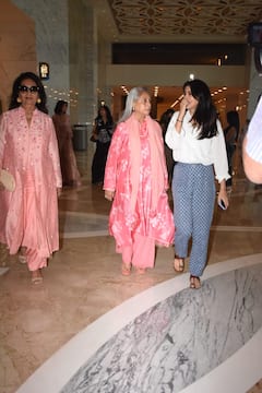 पोती नव्या नवेली संग फैशन शो देखने पहुंचीं जया बच्चन, पिंक सूट में लगीं क्लासी...देखें तस्वीरें