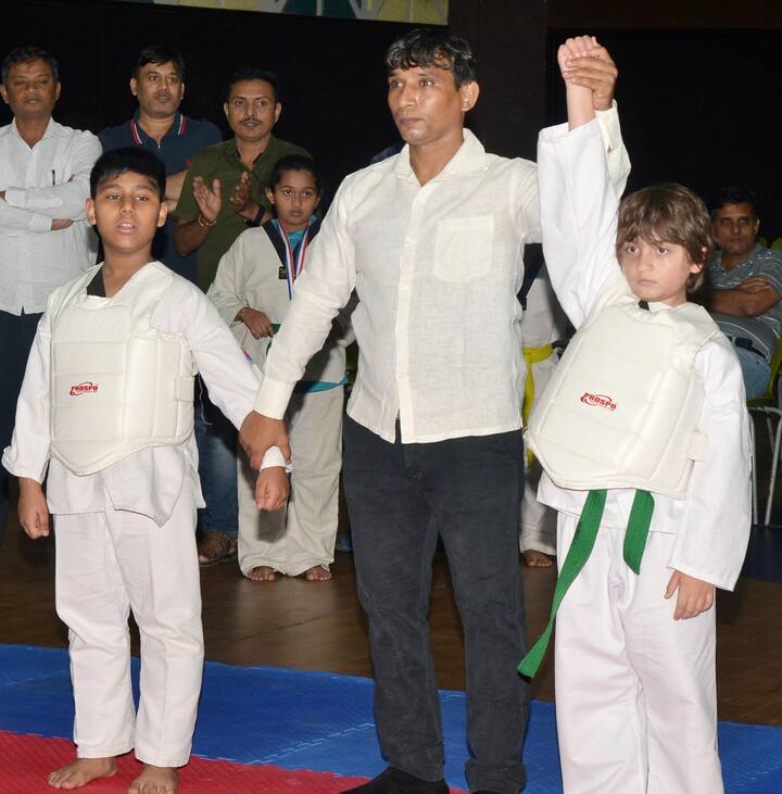 वहीं इस फोटो में देखा जा सकता है कि अबराम को इस मुकाबले का विजेता घोषित किया जा रहा है.