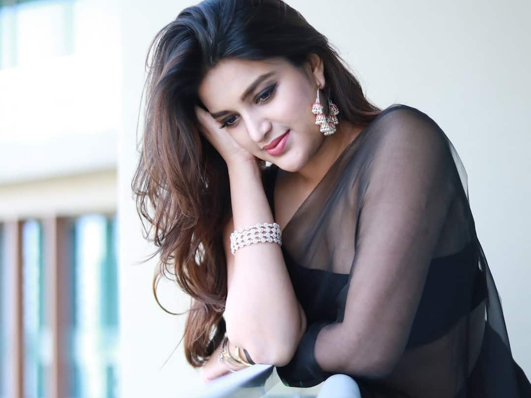 Nidhhi Agerwal gets another big film in Tollywood Niddhi Agerwal: పాన్ ఇండియన్ స్టార్ తో పవర్ స్టార్ బ్యూటీ జోడీ, నిధి అగర్వాల్ కు సూపర్ ఆఫర్!