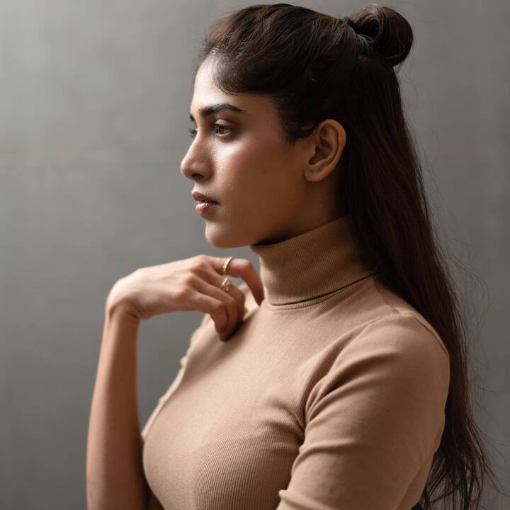 సోషల్ మీడియాలో యాక్టివ్ గా ఉండే చాందిని తాజాగా పోస్ట్ చేసిన పిక్స్ అదుర్స్ అనిపిస్తున్నాయి.