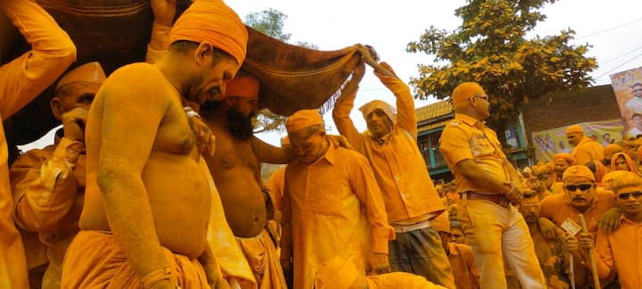 यात्रेसाठी महाराष्ट्र, कर्नाटक, आंध— प्रदेश, गोवा राज्यातून लाखो भाविक दाखल झाले आहेत.