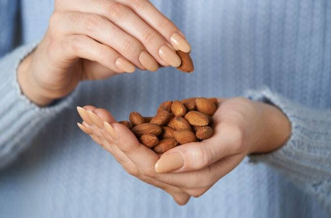 Almonds and Health: Caution! Are you still eating almonds the wrong way? Health can be harmed instead of benefited Almonds and Health : ਸਾਵਧਾਨ ! ਕੀ ਤੁਸੀਂ ਅਜੇ ਵੀ ਗਲਤ ਤਰੀਕੇ ਨਾਲ ਖਾ ਰਹੇ ਹੋ ਬਦਾਮ ? ਸਿਹਤ ਨੂੰ ਲਾਭ ਦੀ ਬਜਾਏ ਹੋ ਸਕਦੈ ਨੁਕਸਾਨ