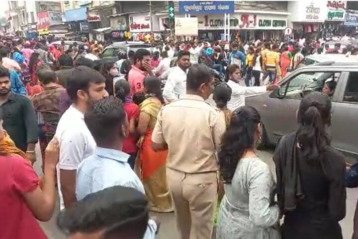 तुळशीबागेच्या बाहेरदेखील तुफान गर्दी आहे.