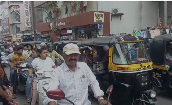 वाहतूक कोंडीमुळे पुणेकर त्रस्त झाले आहेत.