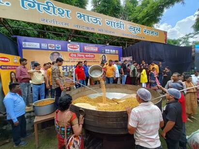 विष्णू मनोहर यांची 2500 किलोचा महा-चिवडा तयार केला आहे. हा त्यांचा14 वा विक्रम असून यापूर्वी त्यांनी पराठा, कबाब, मसाले भात, खिचडी, साबुदाना उसळ, भरीत आदींचे विक्रम आपल्या नावी केले आहे.