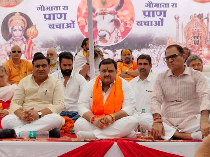 Bhilwara Rajasthan Congress President Govind Singh Dotasara joined Gau Sankat Nivaran Padyatra accuses BJP Rajasthan Politics: पीसीसी चीफ का BJP पर तीखा हमला, कहा-करती है धर्म और गौमाता के नाम पर वोटों की राजनीति