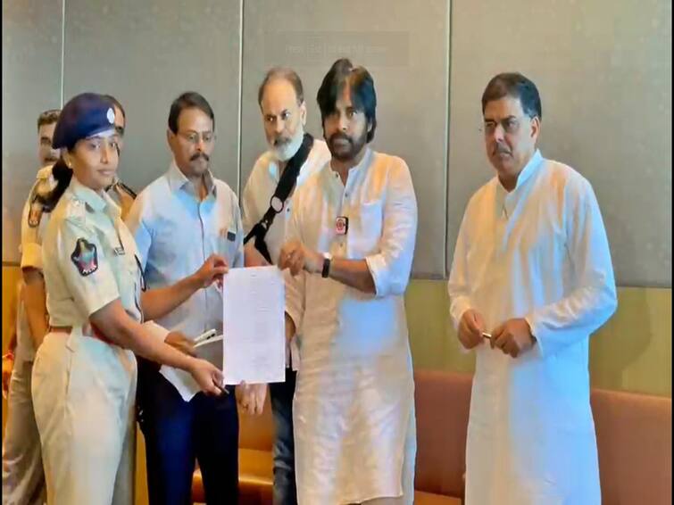 Visakhapatnam Janasena chief Pawan Kalya fires on Police notices Janasena leaders arrests DNN Pawan Kalyan :  జనసేన నేతలను విడుదల చేసే వరకూ విశాఖలోనే ఉంటా- పవన్ కల్యాణ్