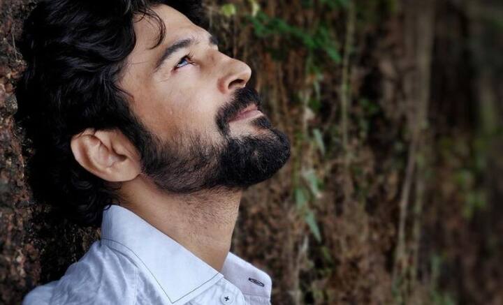 ‘কহিঁ তো হোগা’ রাজীব এবং তাঁর সহশিল্পী আমনা শরিফকে ঘরে ঘরে জনপ্রিয় করে তোলে। এর পর ‘সচ কা সামনা’ চ্যাট শো যেমন হিট হয়, তেমন বিতর্কও দেখা দেয়।