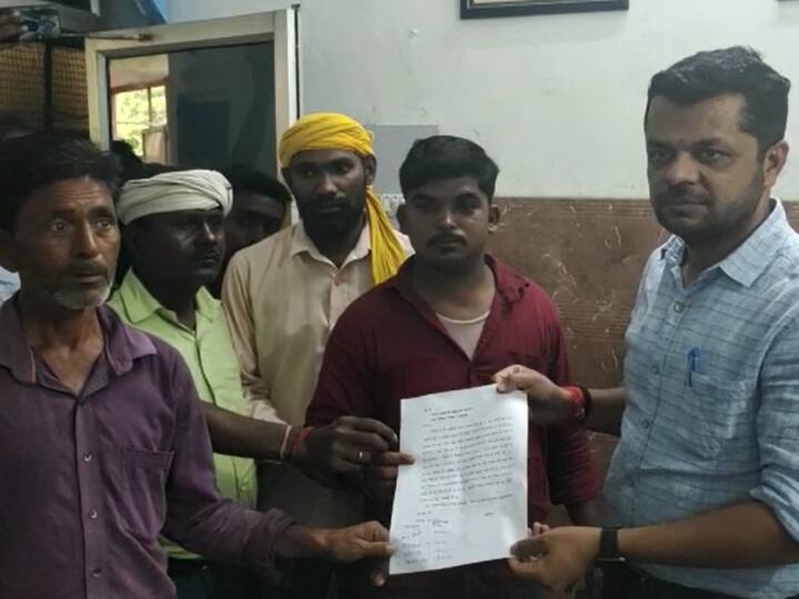 Raebareli Uttar Pradesh Contract workers submitted memorandum Officer Municipality regarding fraud ANN Raebareli News: संविदा कर्मियों को वेतन न देकर धमका रहे नटवरलाल, प्रबंधक पर फर्जी चेक देकर फर्जीवाड़े का आरोप