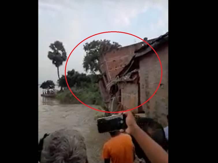 Two story building fell down due to river bank erosion in in ganges in murshidabad Marathi News VIDEO : फक्त 27 सेकंद अन् होत्याचं नव्हतं झालं; डोळ्यादेखत वाहून गेलं दुमजली घर